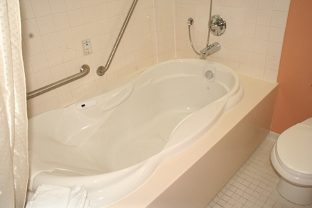 labour birthing room bathtub